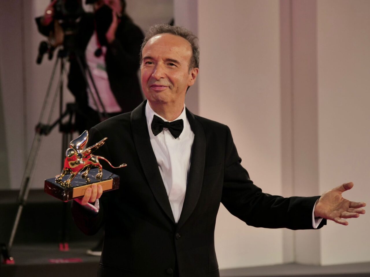Benigni show a Venezia 78: il Leone d’oro, la dedica alla moglie e l’abbraccio a Mattarella