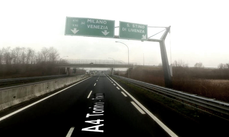 Tragico incidente tra mezzi pesanti, morto un camionista schiacciato dalle lastre d’acciaio