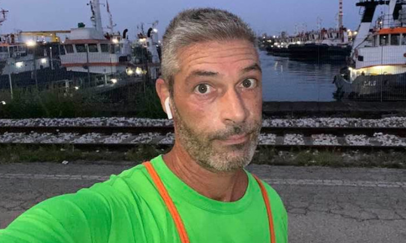 Disoccupato eroe salva la figlia di un imprenditore che ricambia con un’offerta di lavoro
