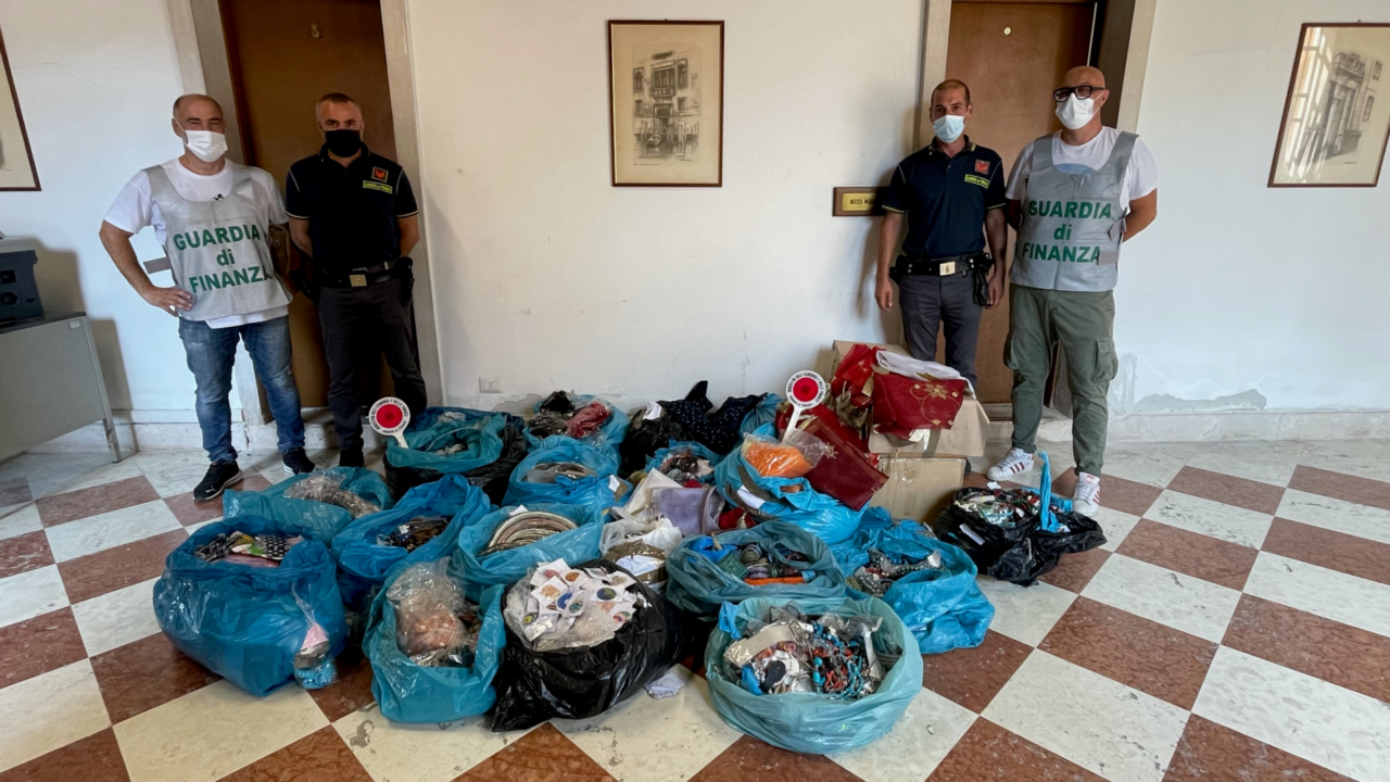 Scoperto maxi deposito di venditori abusivi