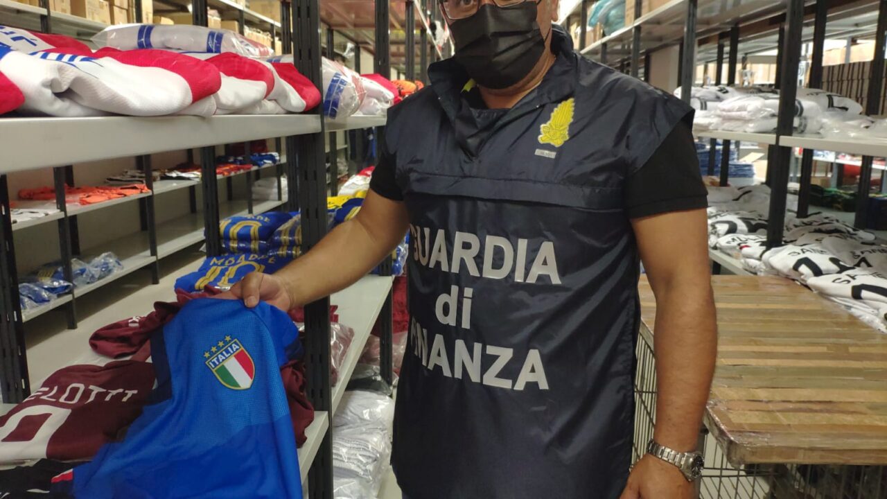 Febbre da Europei, tutti pazzi per il calcio: ma sul mercato spuntano le maglie tarocche
