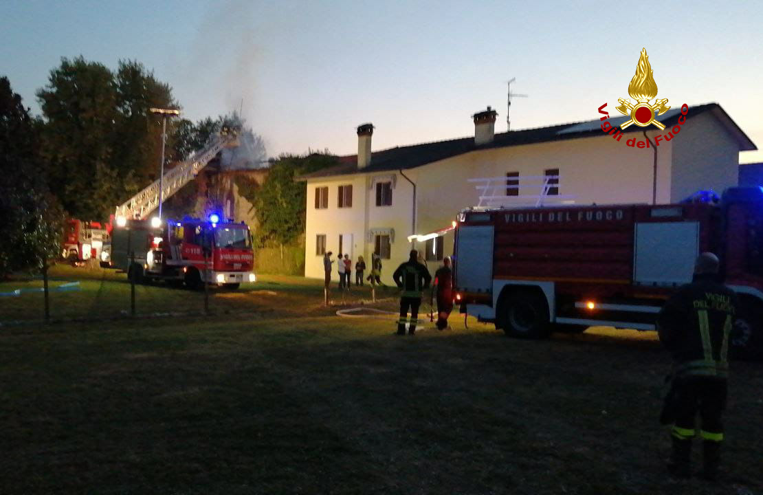 Incendio a San Michele al Tagliamento, le fiamme hanno avvolto una casa a schiera