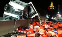 Le immagini del camion carico di carne che si rovescia in autostrada A4