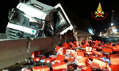 Le immagini del camion carico di carne che si rovescia in autostrada A4