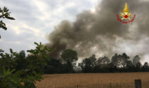Colonna di fumo visibile a chilometri di distanza, le foto dell'incendio: ecco cos'è successo