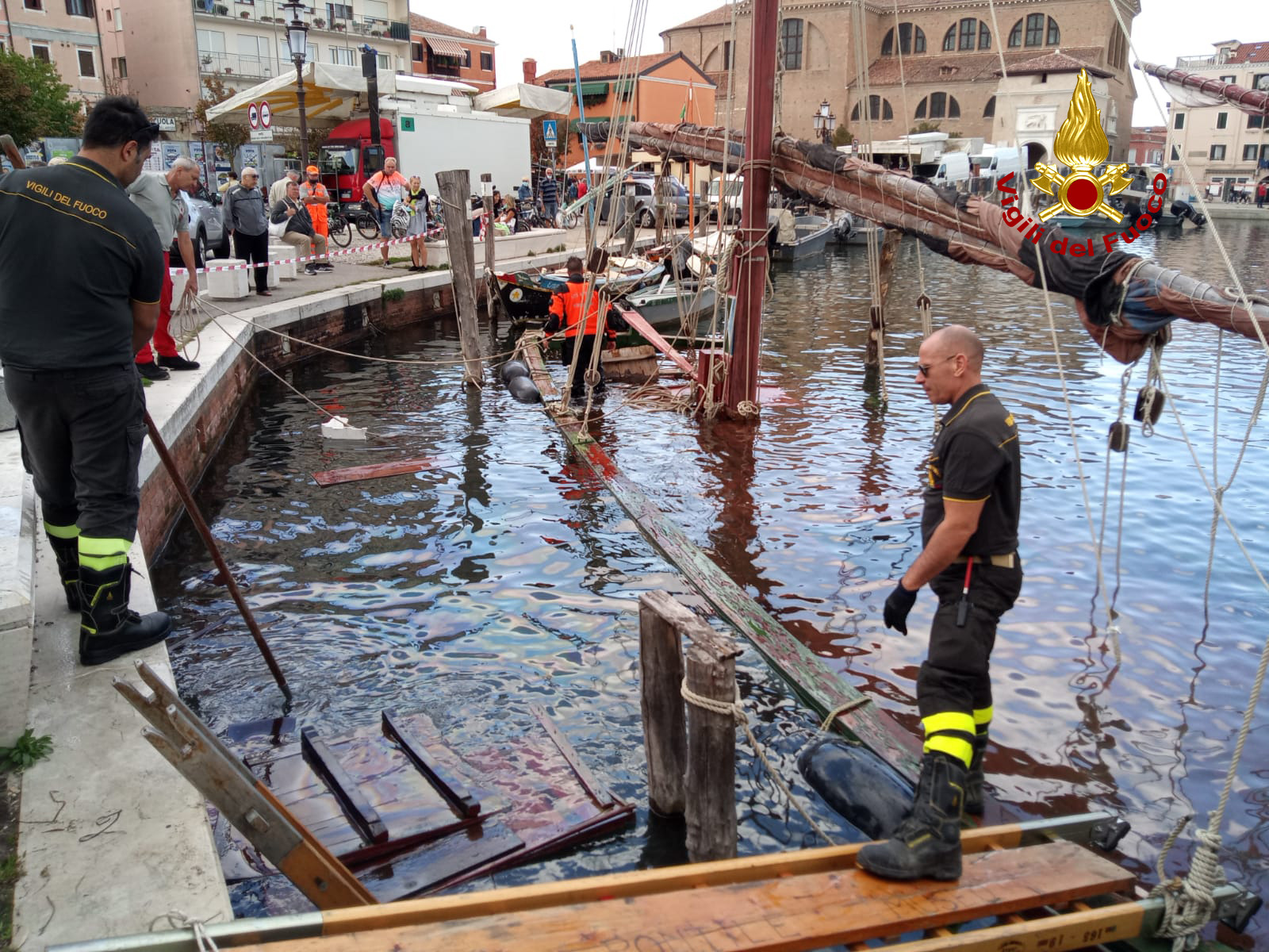 Affonda imbarcazione storica a Chioggia, le immagini del recupero