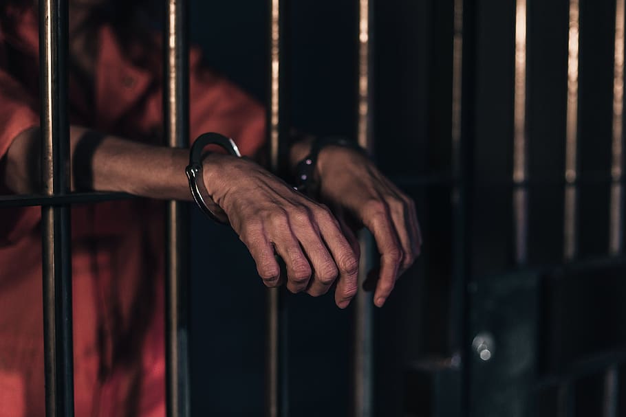 Invita due fidanzati a casa e li stordisce con il sonnifero, poi abusa di lei e li uccide entrambi