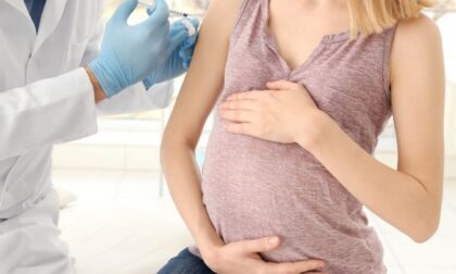 Donna incinta vuole vaccinarsi, ma l'hub la rimanda a casa: "Serve il certificato del ginecologo"
