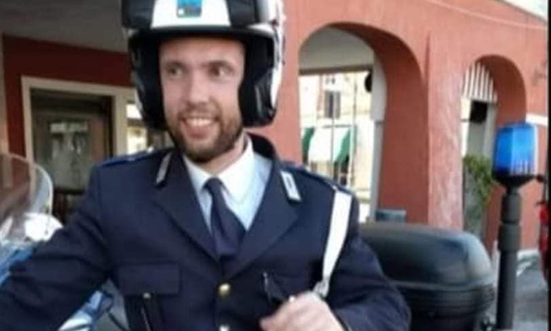 Sirene spiegate e fiori: il commovente omaggio per l’agente Massimo Boscolo