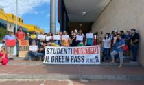Rifiutano il vaccino e il Green pass, la protesta degli insegnanti: "Faremo lezione in strada"