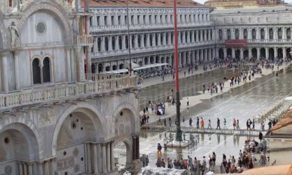 Acqua alta a Venezia, il Mose "dorme" e San Marco si allaga