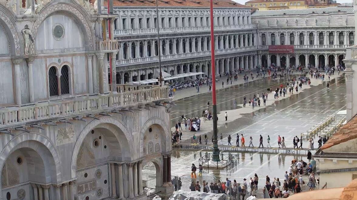 Acqua alta a Venezia, il Mose “dorme” e San Marco si allaga