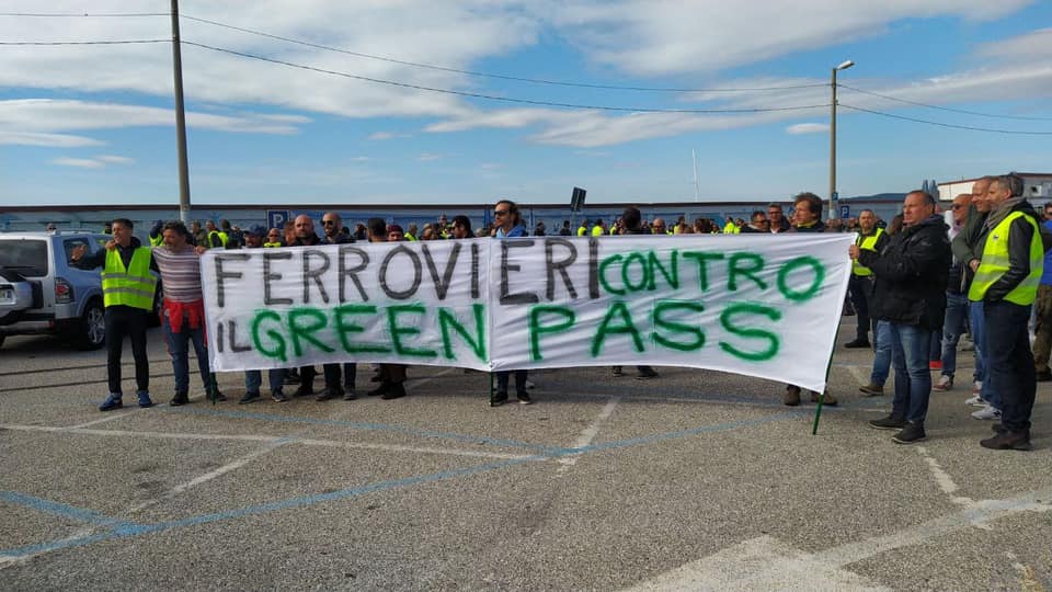 Asse sindacati di base e No Vax: Ugl Ferrovieri contro il Green pass