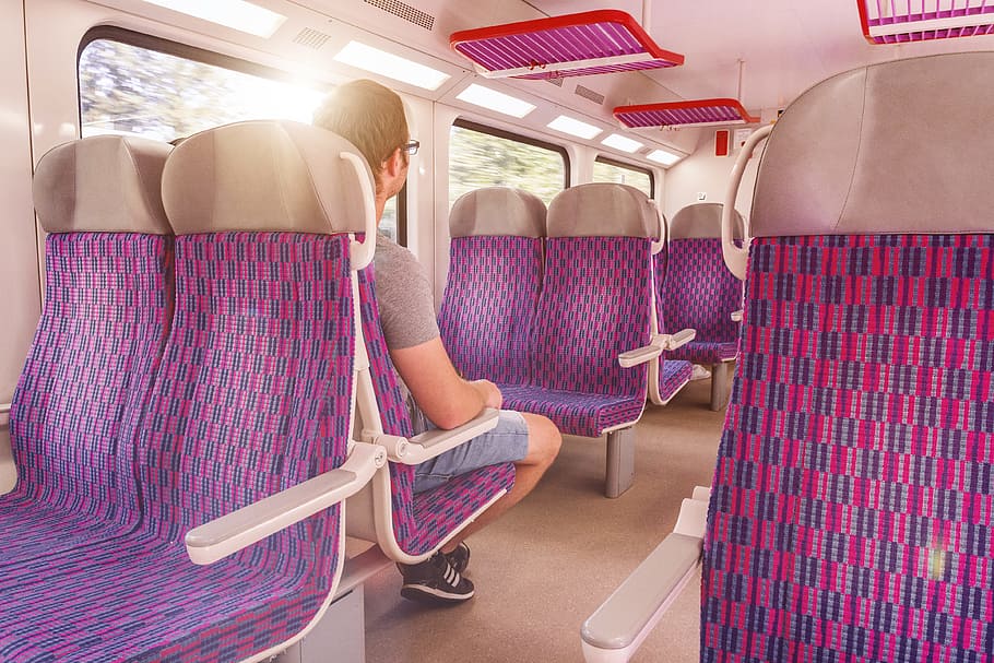 Chiede il biglietto a un passeggero del treno ma lui tenta di strangolarla: “E’ posseduta da Satana”