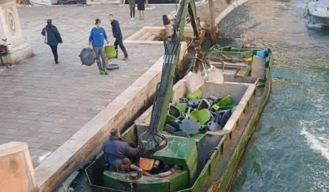 Banchi a rotelle ancora nuovi di zecca finiscono in discarica, le foto virali