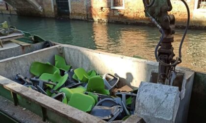 Venezia, banchi a rotelle nuovi in discarica: scontro aperto tra la preside e l'ex struttura Commissariale