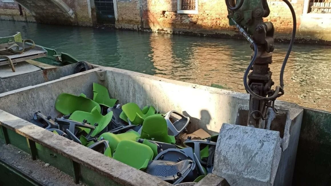 Venezia, banchi a rotelle nuovi in discarica: scontro aperto tra la preside e l’ex struttura Commissariale