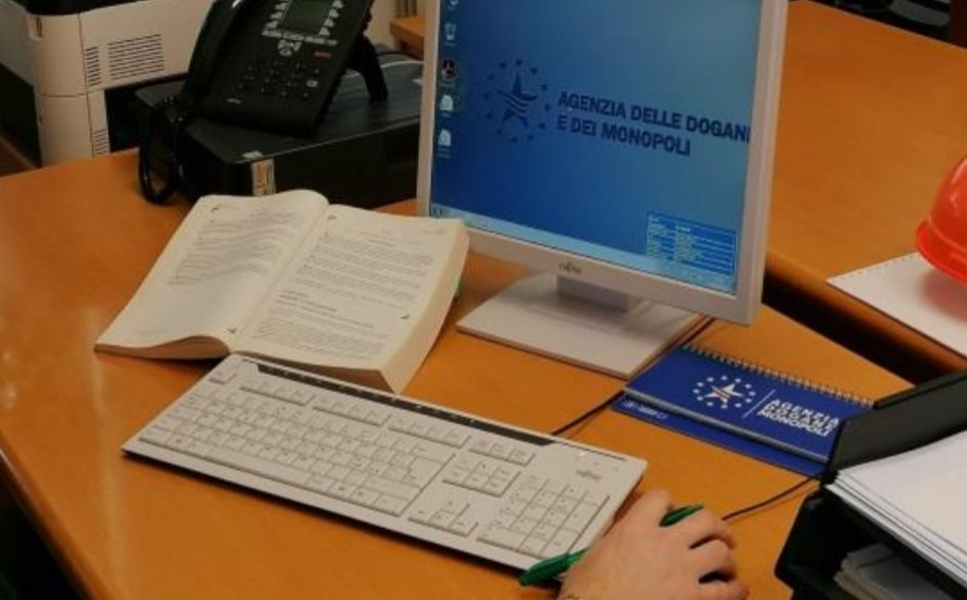 Vendevano all’estero abbigliamento di lusso e non dichiaravano nulla al fisco