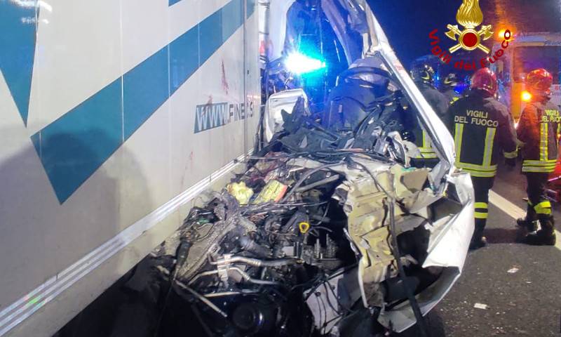 Tragico incidente tra un furgone e un camion: morta una donna