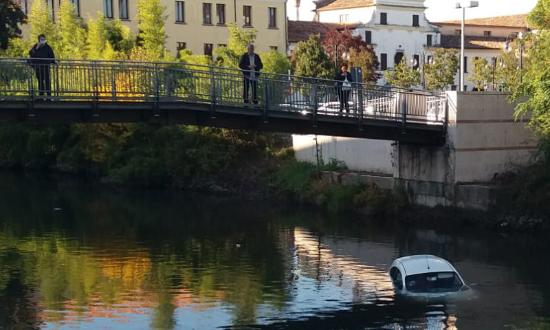 Parcheggia senza azionare il freno a mano: l’auto finisce nel fiume