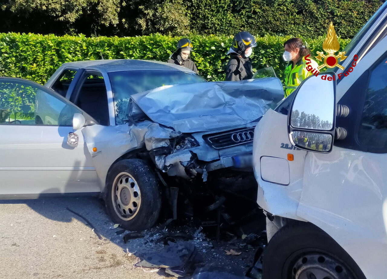 Tragedia a Eraclea, le foto del tremendo frontale tra auto e furgone: un morto