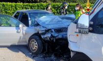 Tragedia a Eraclea, le foto del tremendo frontale tra auto e furgone: un morto
