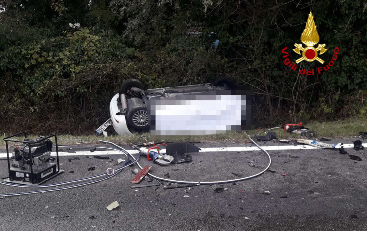 Tragico frontale tra un’auto e un camion: morto il conducente 55enne dell’utilitaria
