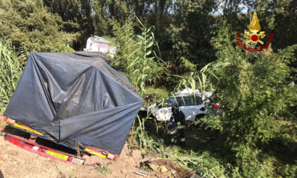 Si scontra con un tir e l'impatto è violentissimo: morta la donna al volante dell'auto