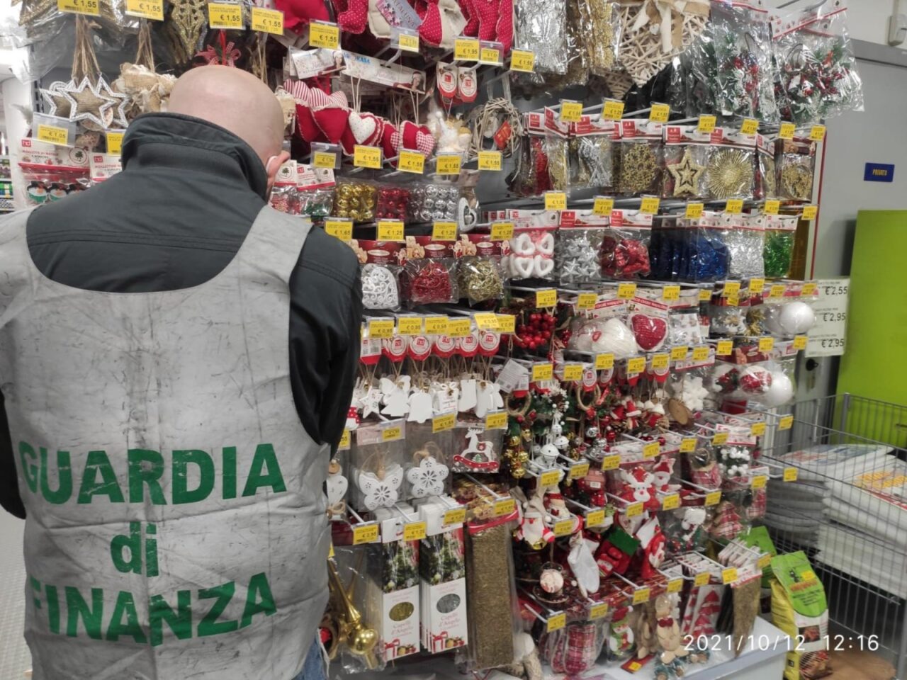 Vendevano cibo per animali scaduto nel 2019 e pericolosi prodotti per la pesca