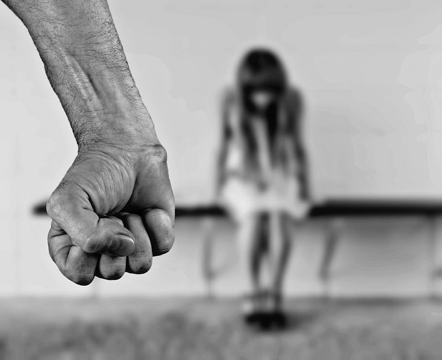 Shock in una famiglia di Mestre, il padre maltratta moglie e figlie