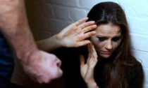 Violenza domestica in crescita: figlio picchia genitori, donna perseguitata dall'ex