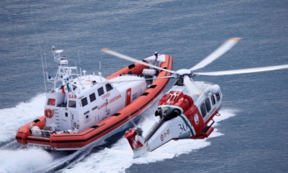 Tragedia in mare, affonda la barca: muore un 80enne, il figlio è disperso
