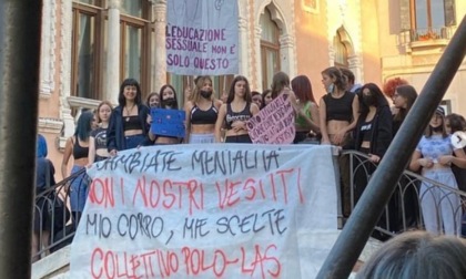 Decisione shock in un liceo di Venezia: stop ai top all'ora di ginnastica, "distraggono i maschi"
