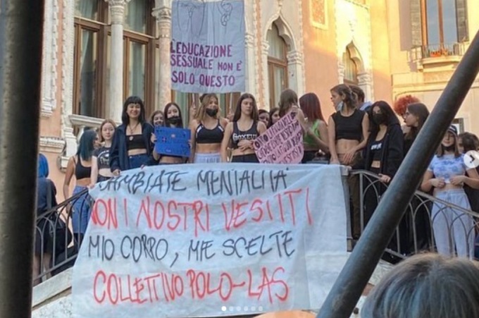 Decisione shock in un liceo di Venezia: stop ai top all’ora di ginnastica, “distraggono i maschi”