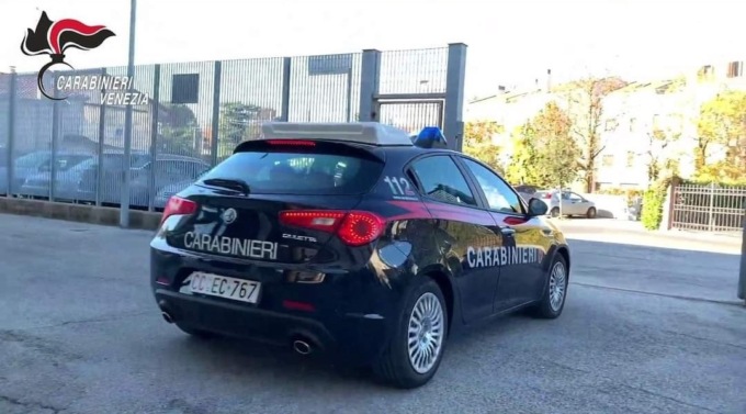 Armato di coltelli e senza patente al volante di un’auto sottoposta a fermo amministrativo con targa contraffatta