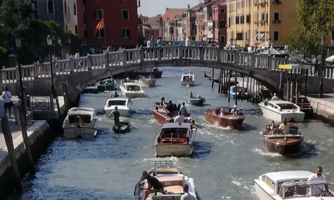 Tutti in barca per protestare contro… le onde