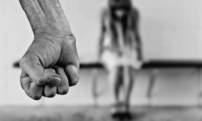 Aggredisce l’ex compagna e le taglia l’addome