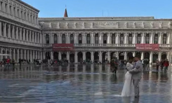 Il Mose riposa per un giorno e a Venezia torna l’acqua alta in San Marco