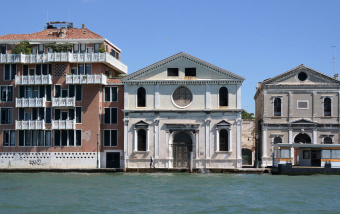 Cadavere ripescato di fronte alla fermata Santo Spirito