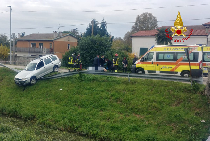 Sbanda con l’auto e il mezzo finisce “appeso” al guardrail: ferito il conducente