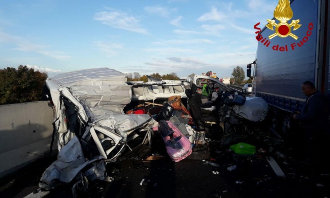 Incidente in autostrada, tre veicoli coinvolti: conducenti vivi per miracolo