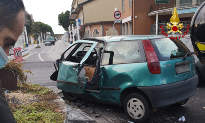 Violentissimo scontro tra un'auto e un cordolo in cemento: ferita la conducente