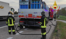Camion carico di bombole rischia di essere divorato dalle fiamme
