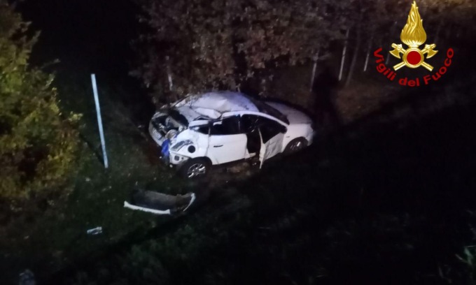 Un violento scontro tra due auto, poi il volo nel fossato: uno dei feriti è di Eraclea
