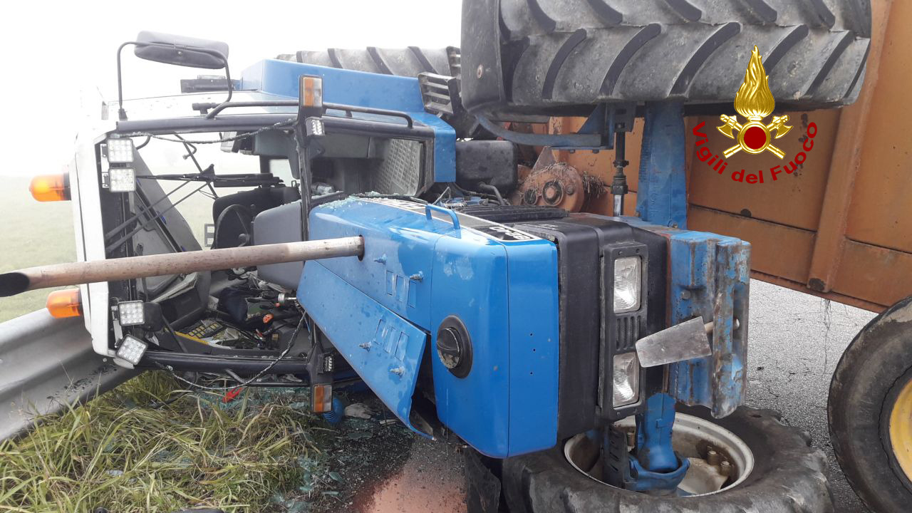 Schianto tra trattore e auto sportiva, le immagini dell'incidente avvenuto a Portogruaro