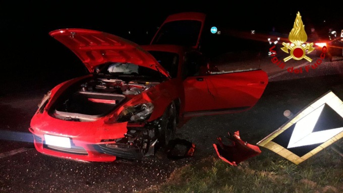 Perde il controllo della Porsche e si schianta: grave 54enne veneziano