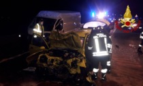 Violentissimo frontale lungo la SR308 tra auto e furgone: morta la conducente della vettura