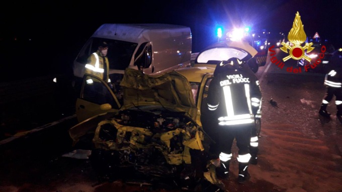 Violentissimo frontale lungo la SR308 tra auto e furgone: morta la conducente della vettura