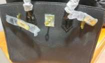 Merce contraffatta nascosta nel bagaglio: sequestrati 57 articoli all’aeroporto
