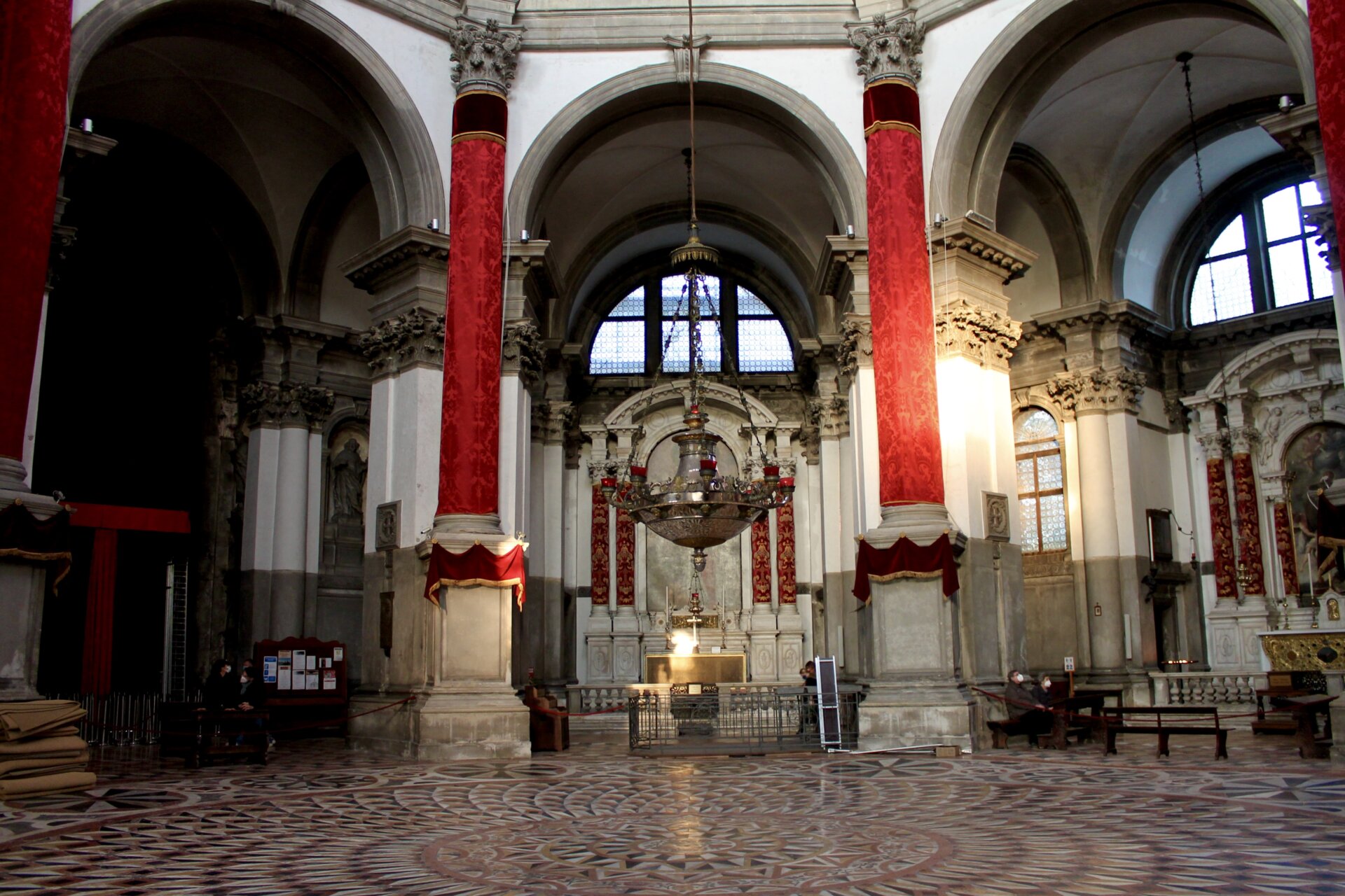 basilica_di_santa_maria_della_salute_interno